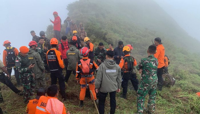 Misi Berisiko di Puncak Bulusaraung: Enam Jenazah Korban Pesawat ATR Dievakuasi dengan Teknik Khusus