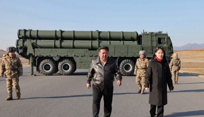 Kim Jong-un Saksikan Uji KN-25, Korea Utara Klaim Punya Roket Artileri Terkuat di Duni