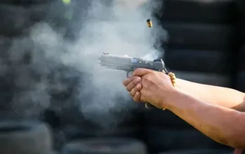 Remaja 18 Tahun Tewas Ditembak Polisi di Makassar, Klaim “Tak Sengaja” Dipertanyakan Keluarga