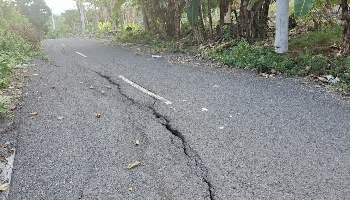 Miris ! Proyek Jalan PT Hasten di Soppeng Baru 3 Tahun Sudah Hancur, Warga: Aspal Mengelupas Sepanjang 1 KM